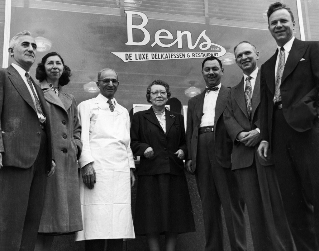 Fanny et Ben Kravitz, leurs enfants et leur beau-fils, vers 1953. Photo : Richard Arless Associates