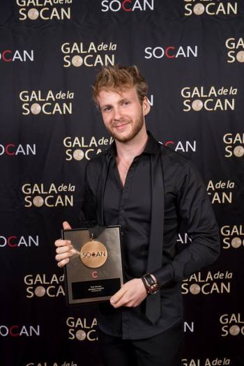 Le gagnant de "La Voix" Yoan a reçu le Prix Musique country. Photo : Benoît Rousseau.