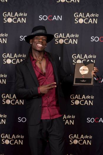 Le chanteur Wesli, qui s'est vu remettre le Prix Hagood Hardy, dans la catégorie musique du monde. Photo : Benoît Rousseau.